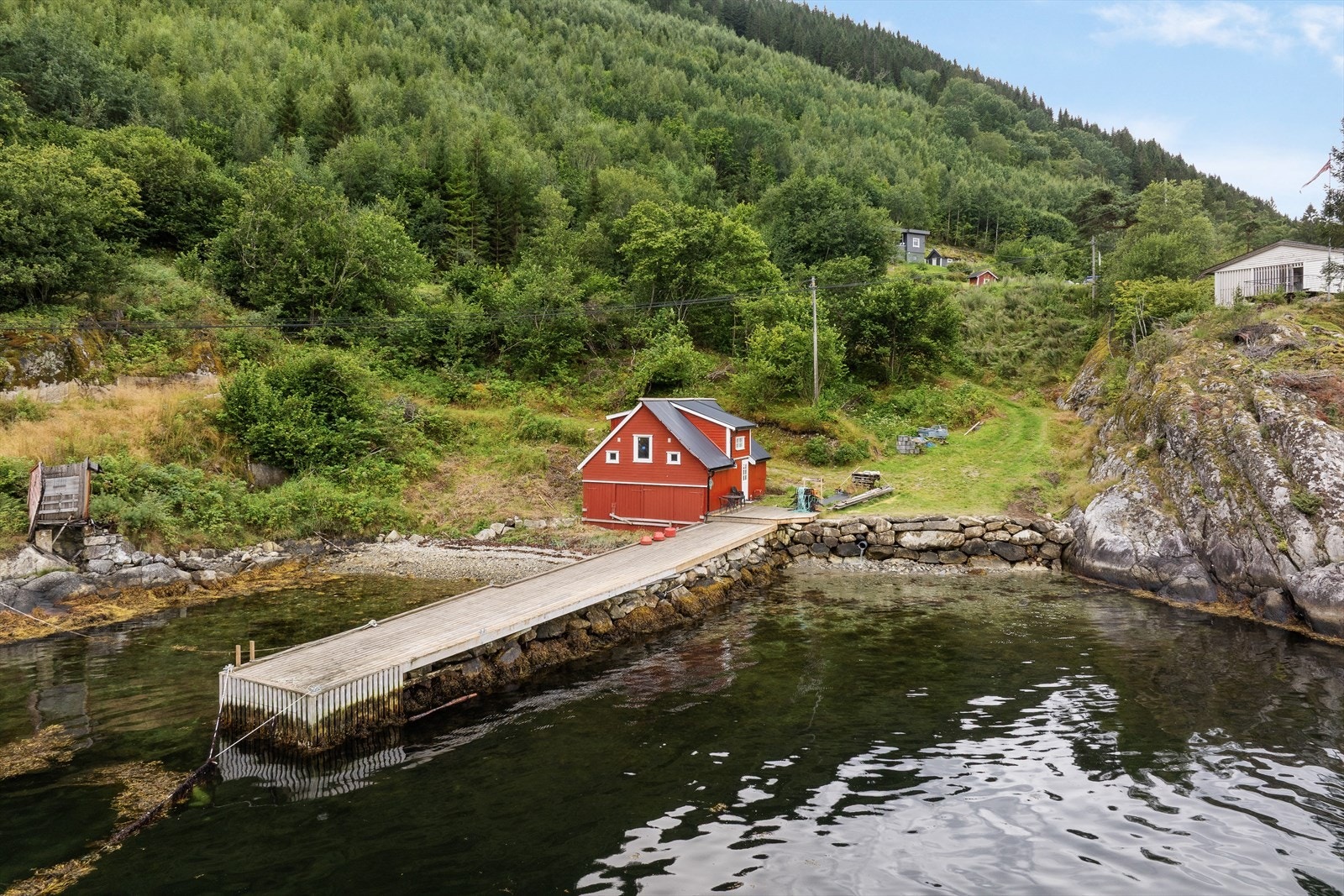 Eigedomen ligg i Fjordavegen omlag 2 km vest for Vik sentrum. Galleribilde