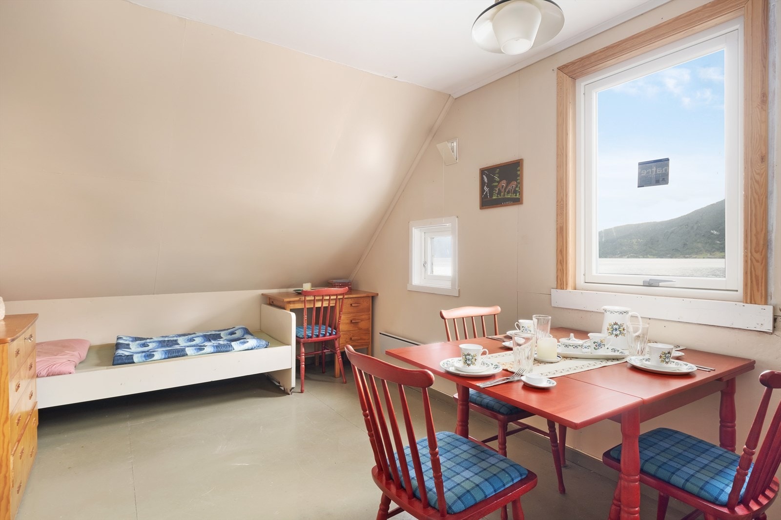 Bygget har ikkje innlagt internettløysing, men det går fiberkabel over eigedomen. Galleribilde