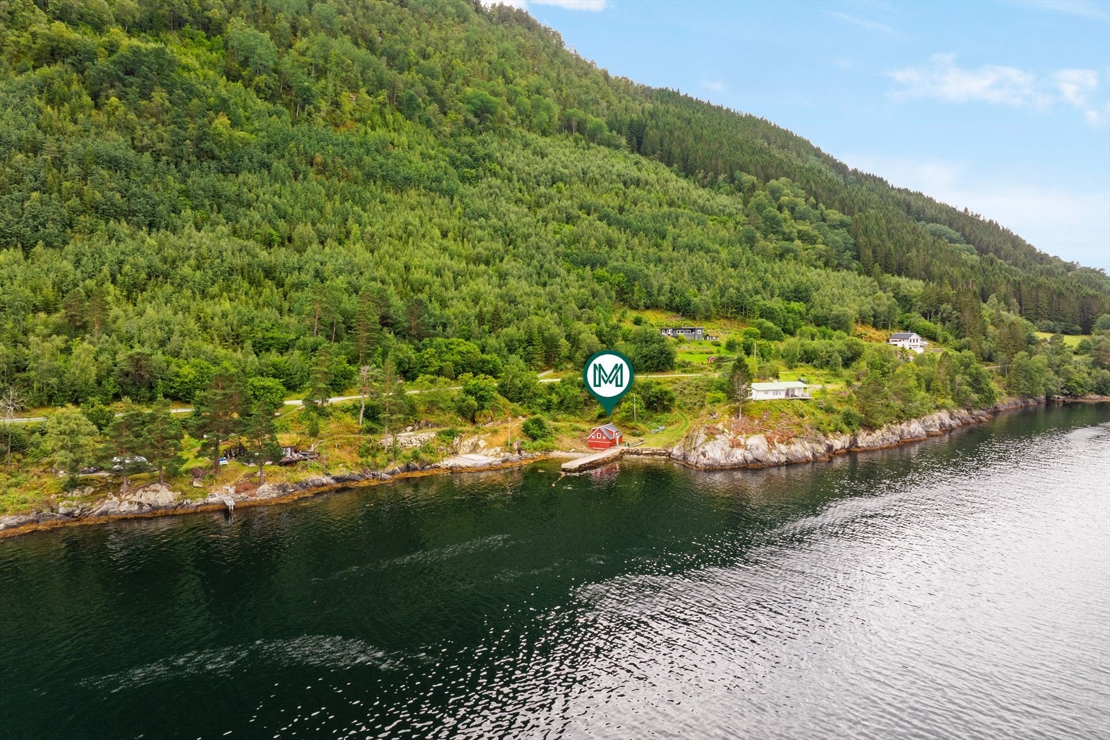 Området er eit typisk jordbruksområde med noko spreidd busetnad og nokre hytter like ved. Galleribilde