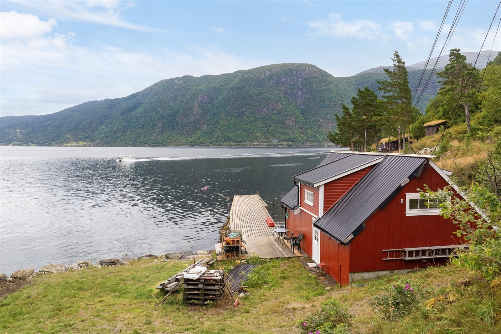 Det er gode solforhold i sommarhalvåret og forholdsvis kort avstand til friområde som skogsterreng, sjø og båtliv. Galleribilde