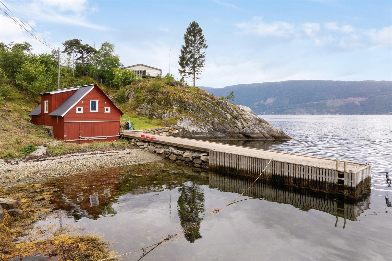 På begge sider av brygga er det langgrunne strender. Galleribilde