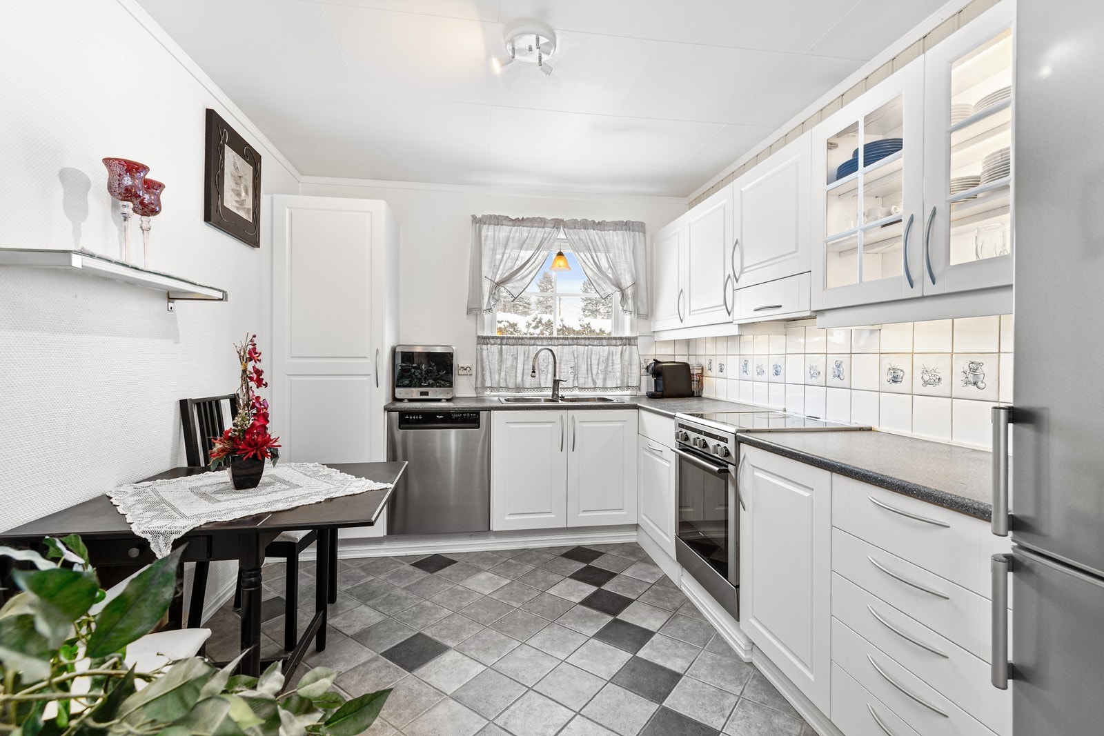 Kjøkken ble oppgradert i 2018 og er utstyrt med hvitevarer som gjør matlagingen til en lek. Galleribilde