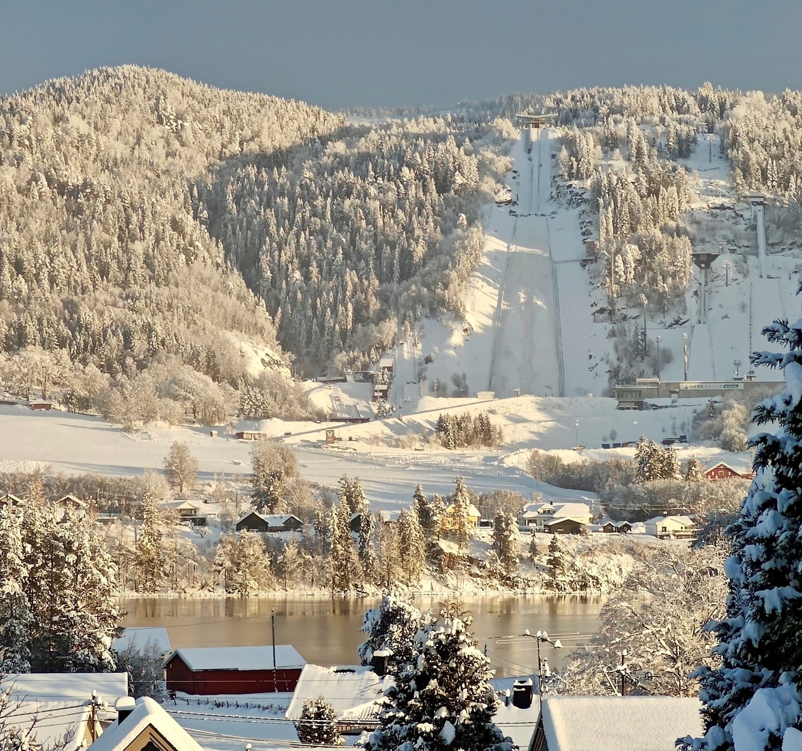 Fantastisk utsikt til Bergsjø og Vikersundbakken. Bilde tatt fra gårdsplass. Galleribilde