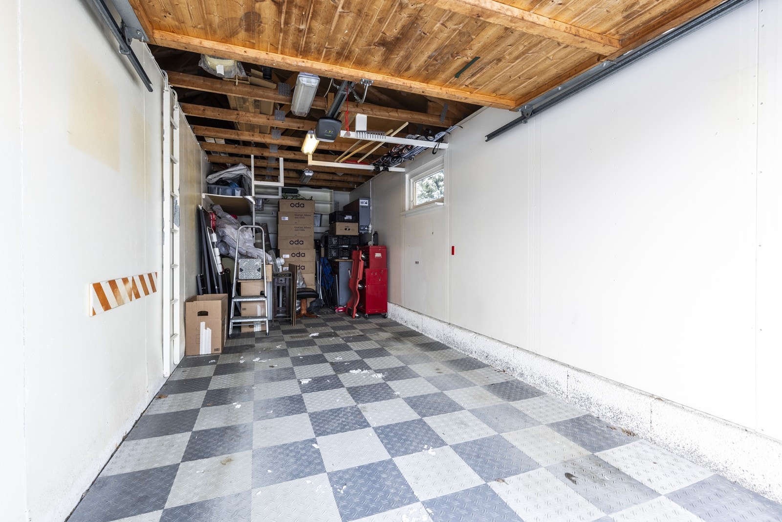 Dyp garasje på 18 kvm med elektrisk portåpner, plastfliser og taklamper. Galleribilde