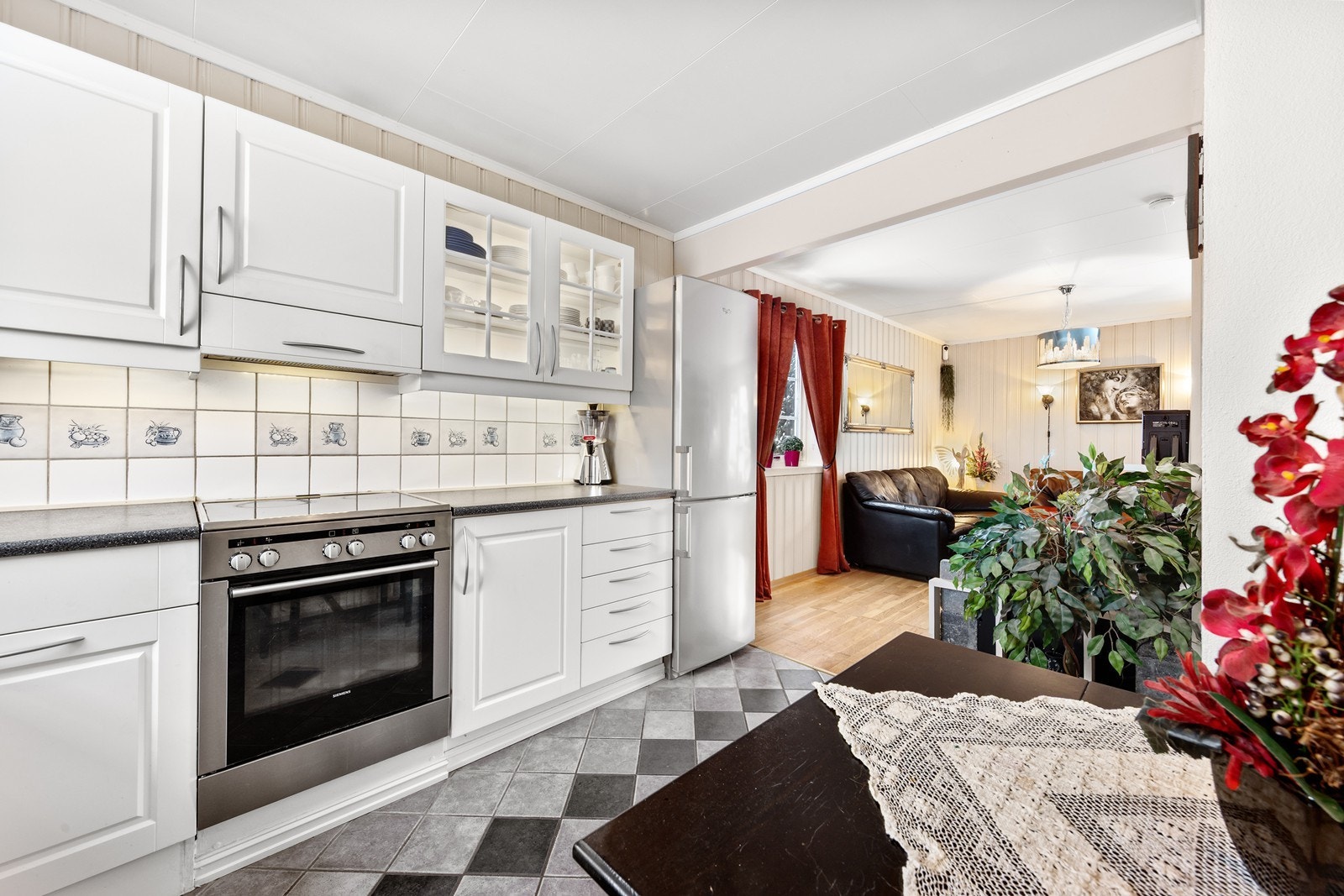 Åpen løsning mot stue. Integrerte hvitevarer og frittstående kjøleskap som følger med. Galleribilde