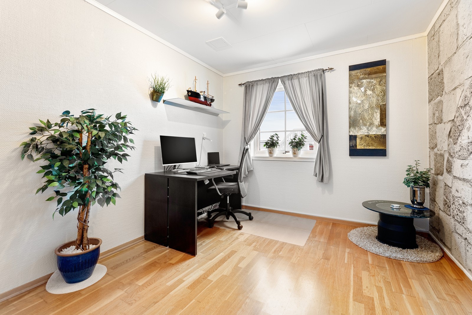 Soverommet nede nede er en naturlig forlengelse av stuen og brukes i dag som kontor. Galleribilde