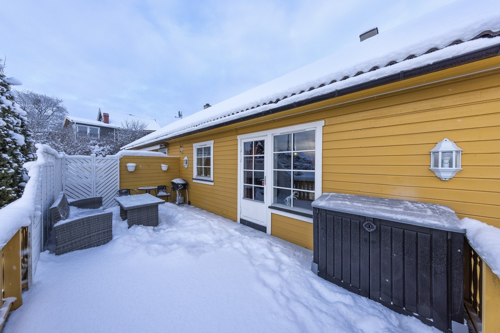 Stor solrik terrasse på 23 kvm med bra skjerming Galleribilde