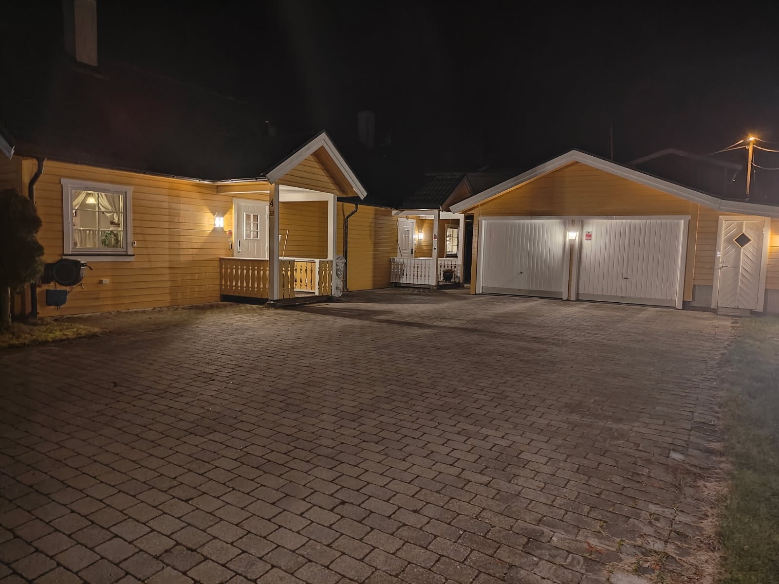 Det er belegningsstein i gårdsplassen og parkering i dobbel garasje. Galleribilde