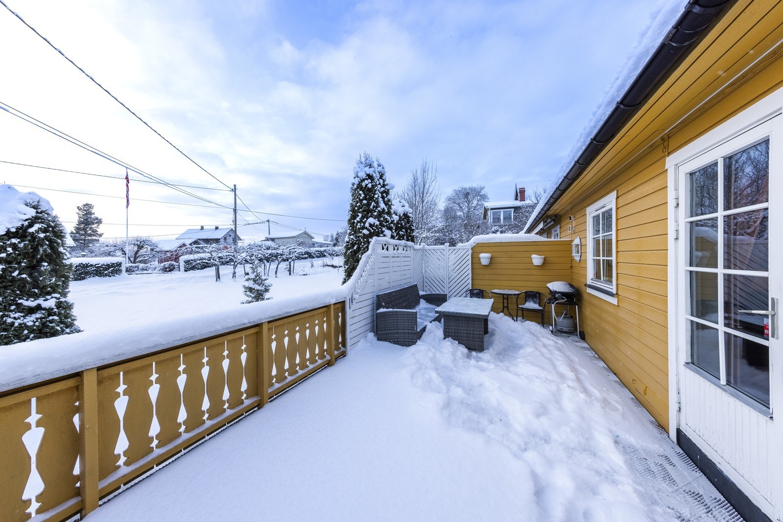 Terrassen har dekke med vedlikeholdsfrie plastfliser. Galleribilde