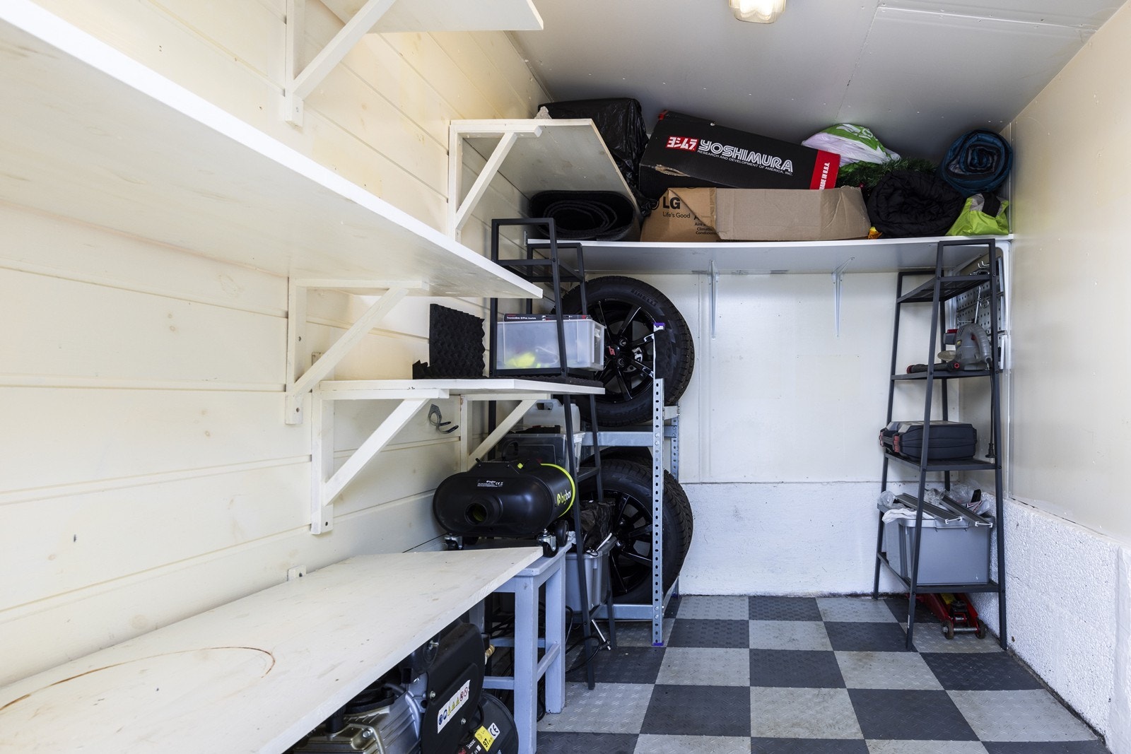 Praktisk bod med hyller til oppbevaring. Kledd med panel og gipsplater. Galleribilde