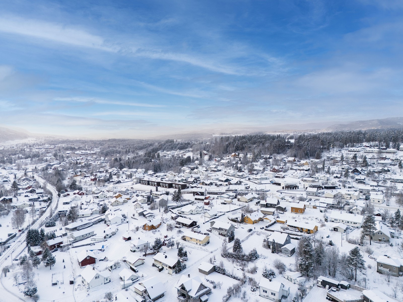 Det er kort gangavstand på kun ca. 200 meter ti nærmeste bussholdeplass, i tillegg til at det er enkel adkomst til R-35 i retning Hønefoss, Kongsberg og Drammen. Fra eiendommen tar det ca. 20 minutter til Hokksund, ca. 40 minutter til Drammen. Galleribilde