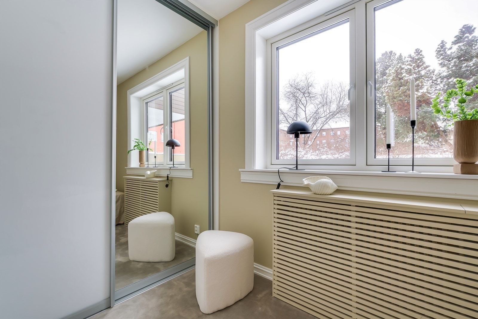 Moderne og praktisk skyvdørsgarderobe med plass til oppbevaring. Galleribilde