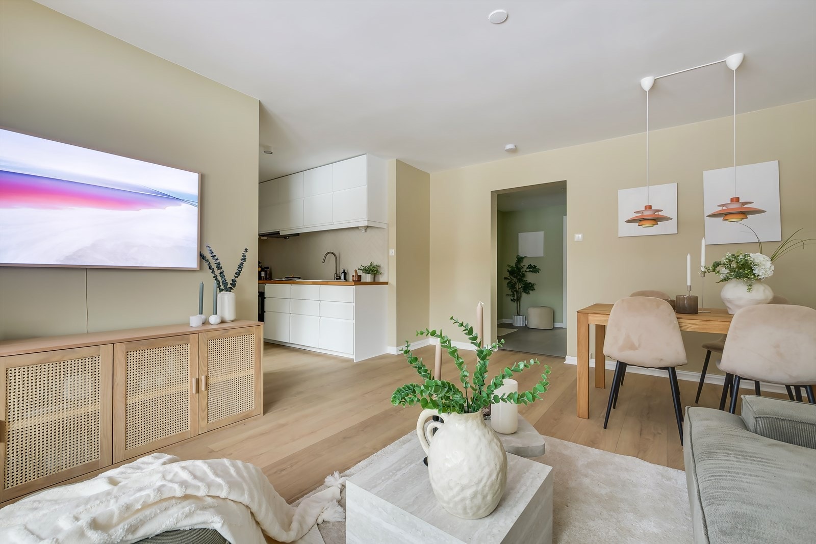 Stuen har god plass til sofagruppe, tv-møblement og spisebord. Galleribilde