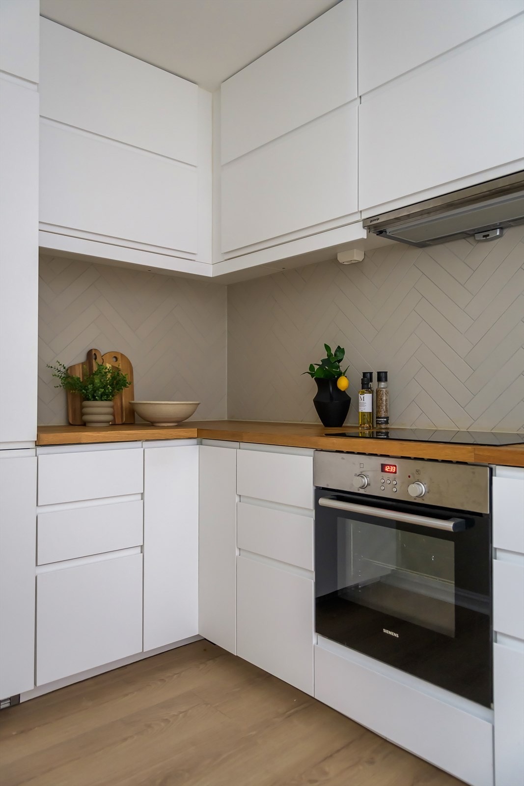 Rikelig med skap- og benkeplass. Galleribilde