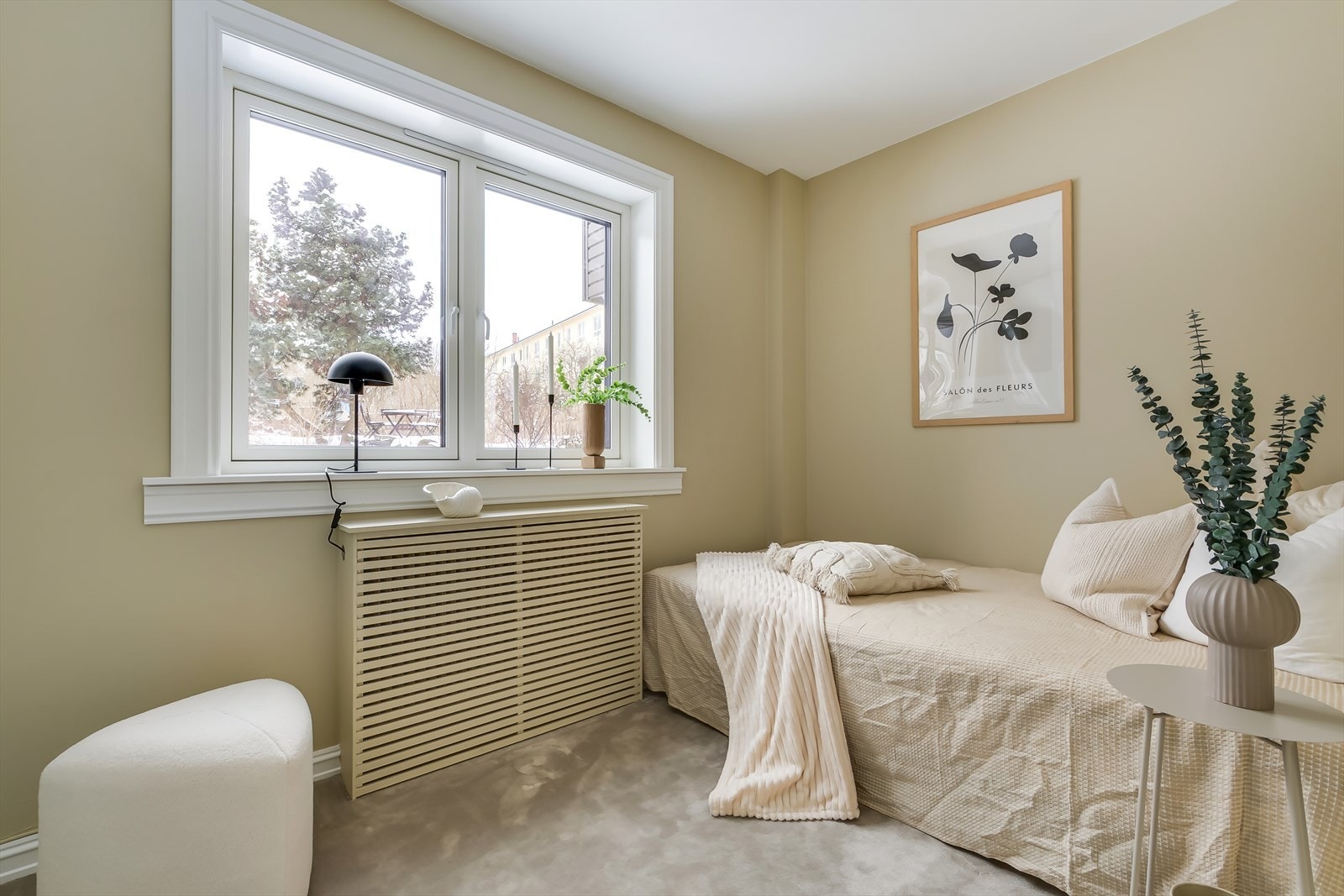 Soverom 2 er malt i en lys fargetone og passer fint som gjesterom, barnerom eller kontor. Galleribilde