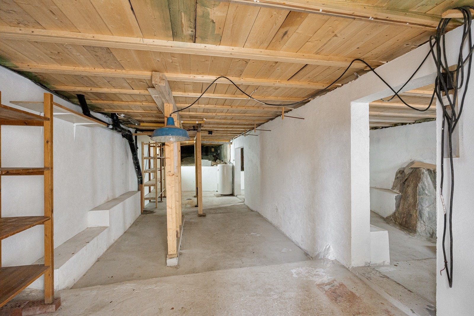 Arealet i kjelleren er på ca. 58 kvm, fordelt på to store boder. Galleribilde