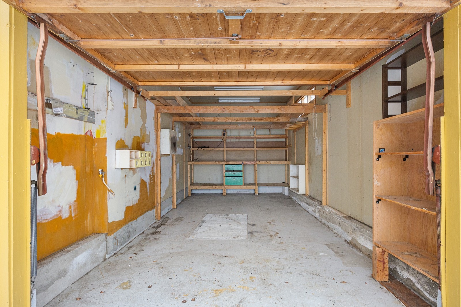 Garasjen er på ca. 20 kvm og har gipsplater på vegger og tak. Gulvet har betongdekke med smøregrav. Galleribilde