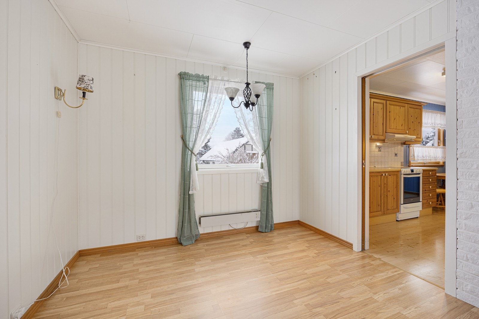 Her er det god plass til et større spisebordsmøblement. Galleribilde