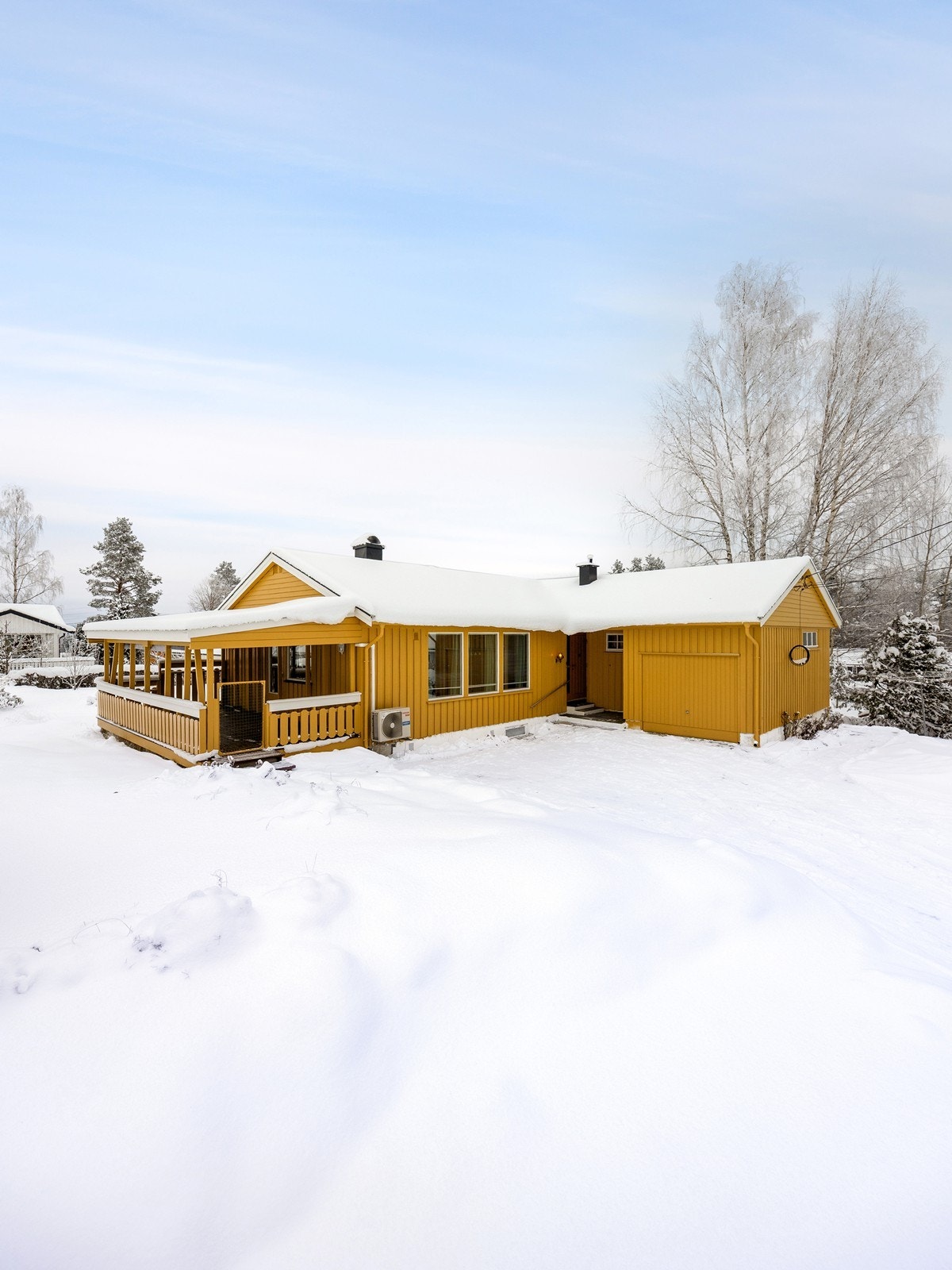 Parkering kan gjøres i den tilbygde garasjen eller på gårdsplassen. Galleribilde
