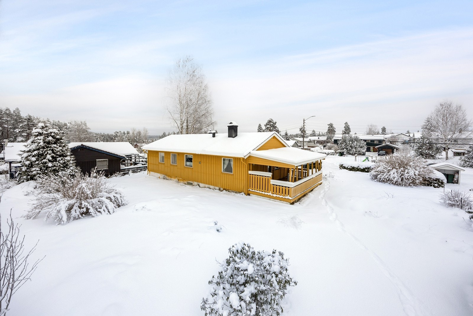 Hagen er opparbeidet med plenareal, beplantning, prydbusker og innslag av naturtomt med synlig fjell i dagen. Galleribilde