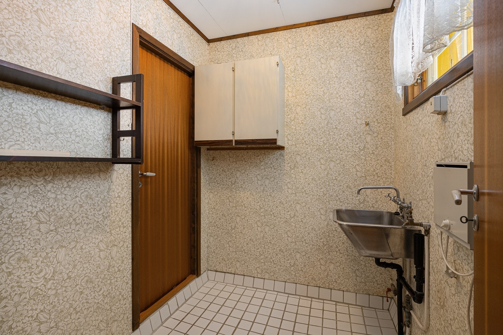 Vaskerommet har flislagt gulv, tapetserte vegger og oppvarming med panelovn. Rommet er utstyrt med utslagsvask, hyller, skap og opplegg for vaskemaskin. Galleribilde