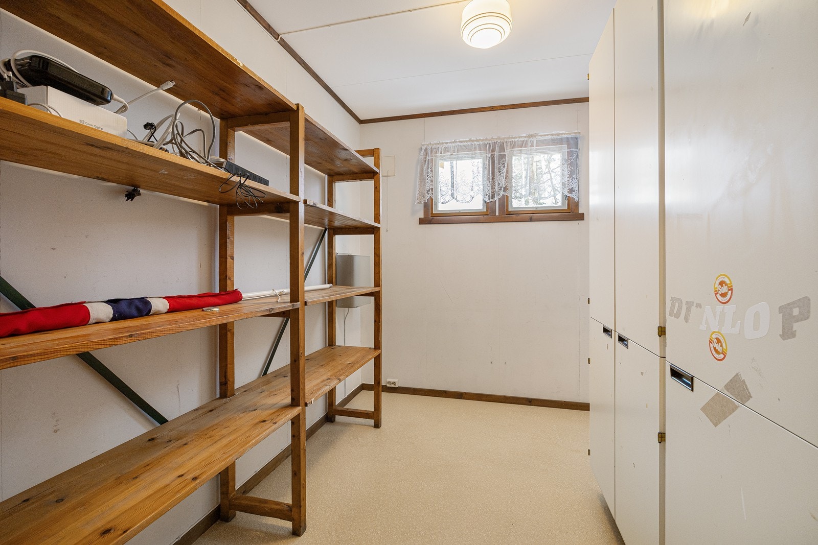 Innenfor vaskerommet er det bod med flere skap og hyllereoler. Galleribilde