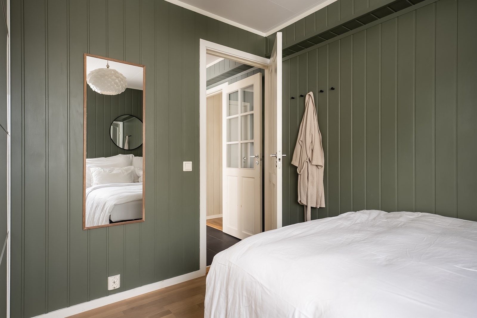 Leiligheten disponerer to boder, hvorav én er innvendig og én er i kjeller. Galleribilde