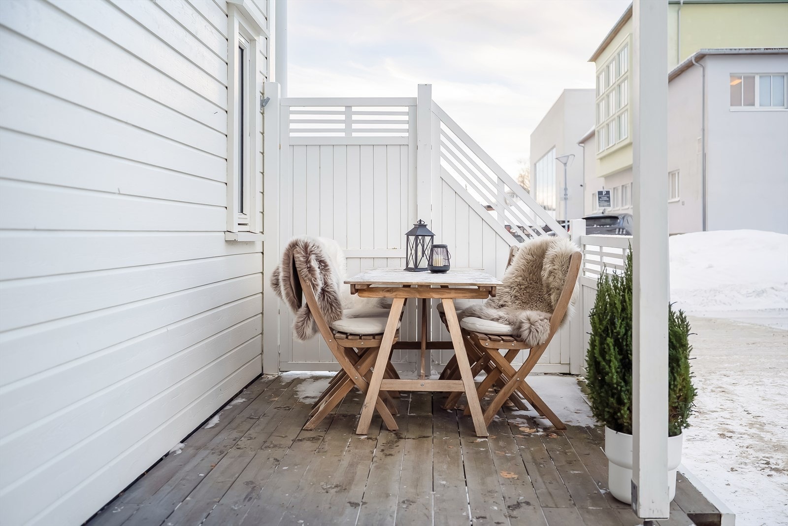 Leiligheten har også en lun privat terrasse ved inngangspartiet, hvor man kan nyte morgen- og formiddagssol. Galleribilde