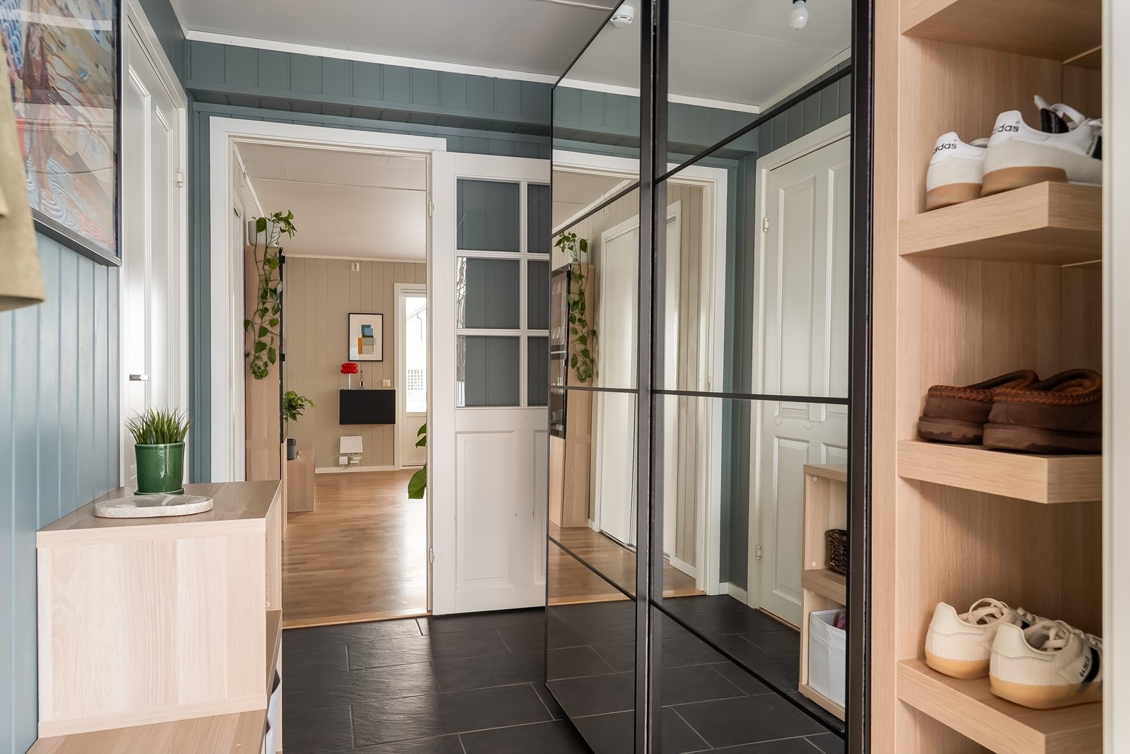 Det er gulvvarme i entréen, og oppvarming utover det er elektrisitet og varmepumpe. Galleribilde