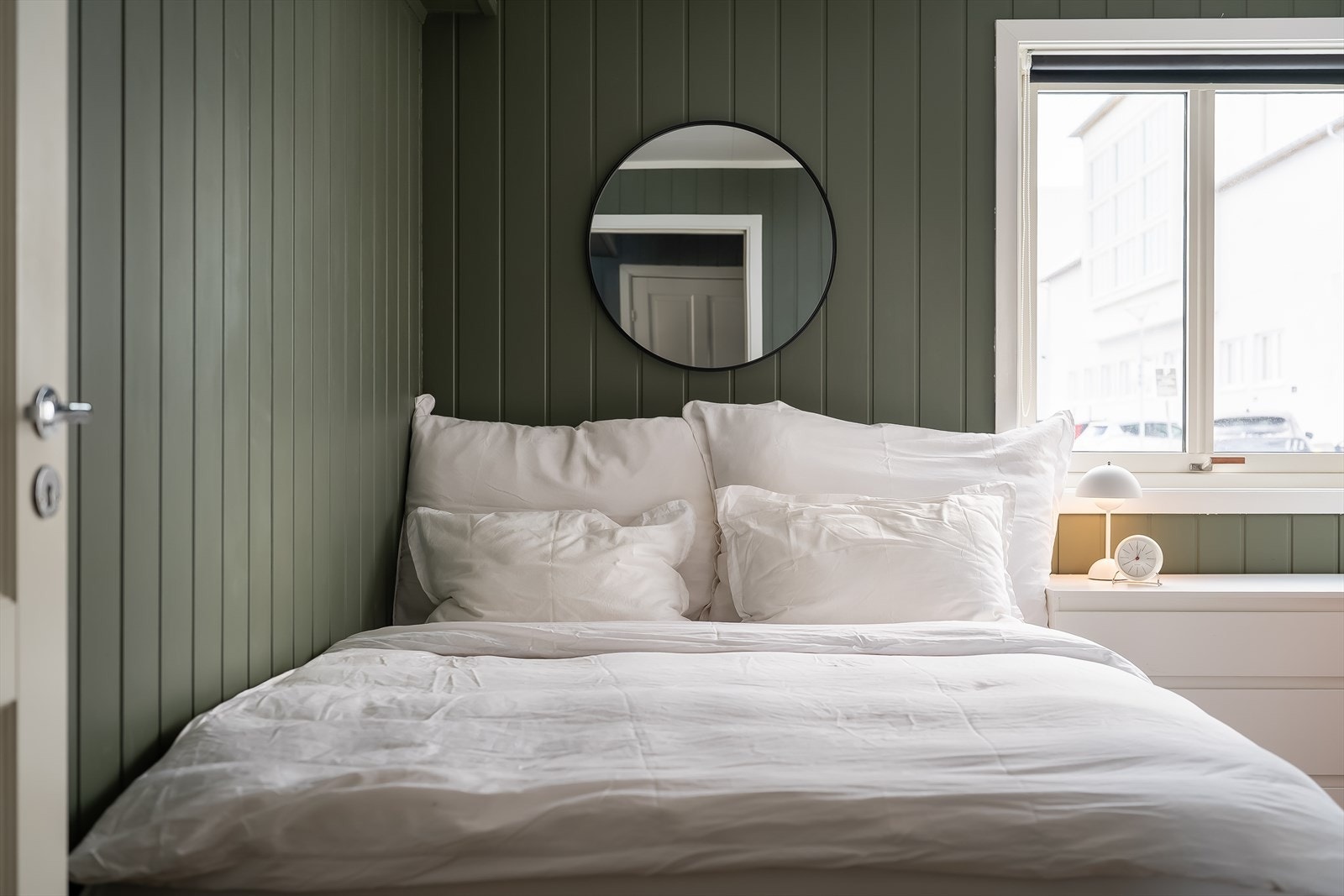 Det er god plass til dobbeltseng med tilhørende møblement. Galleribilde