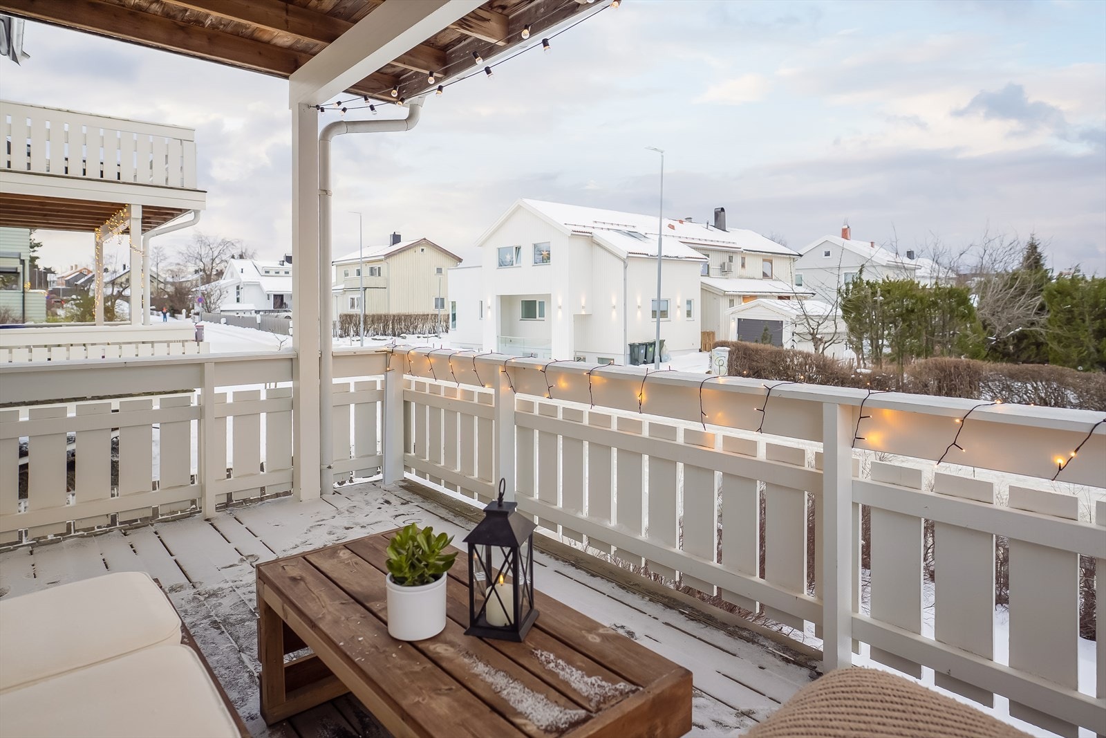 Det er enkel adkomst fra terrassen til hageområdet, som er svært praktisk. Galleribilde