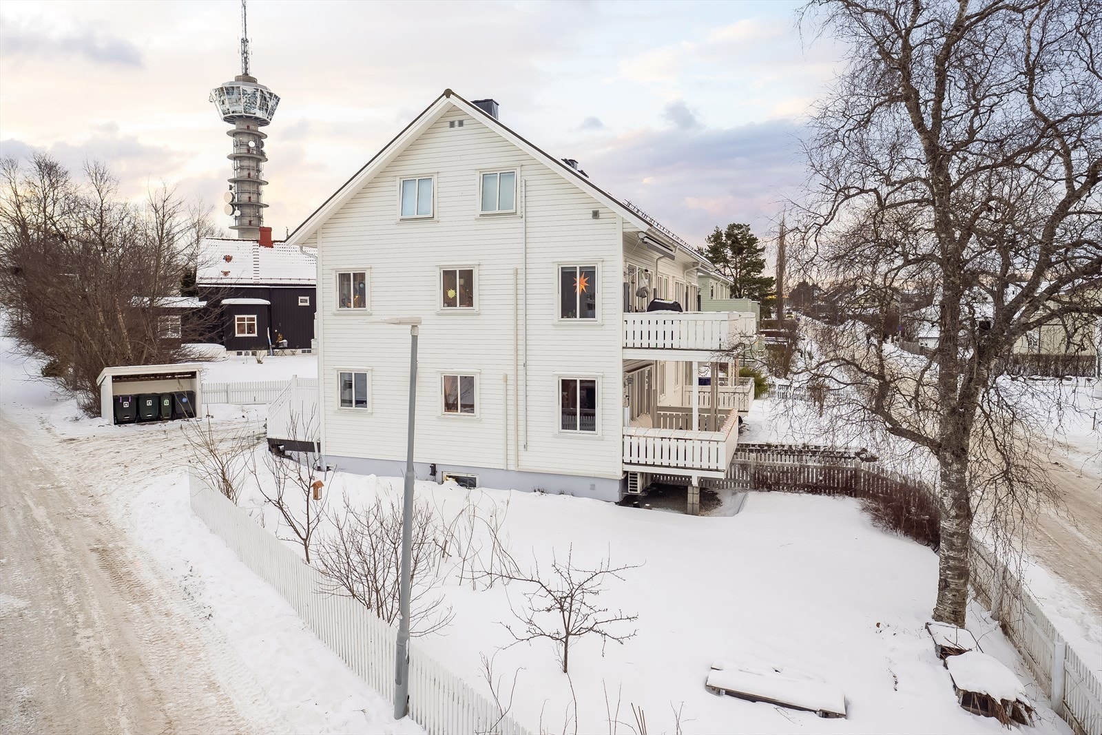 Her får du flotte uteområder med sol store deler av dagen i sommerhalvåret, og Tyholttårnet ligger kun et steinkast unna. Galleribilde