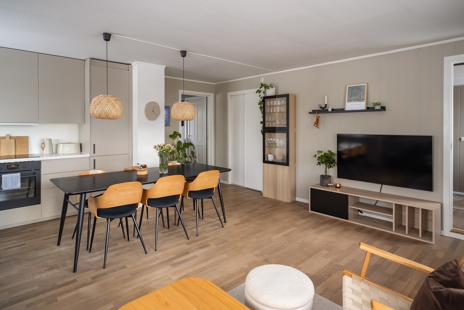 Velkommen til Paul Fjermstads veg 57A - En moderne og oppgradert 3-roms selveierleilighet i firemannsbolig fra 2007 med p-plass med elbillader, egen inngang, solrik terrasse og stor frodig hage. Galleribilde