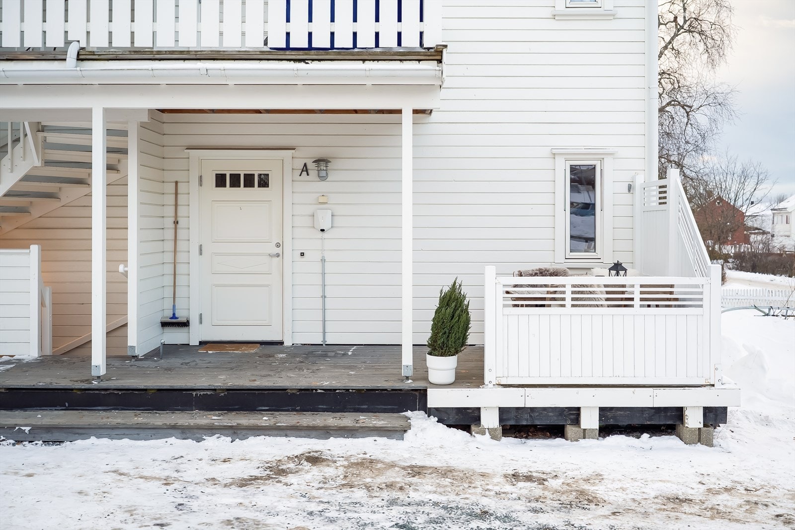 Privat inngangsparti og hyggelig uteplass. Galleribilde