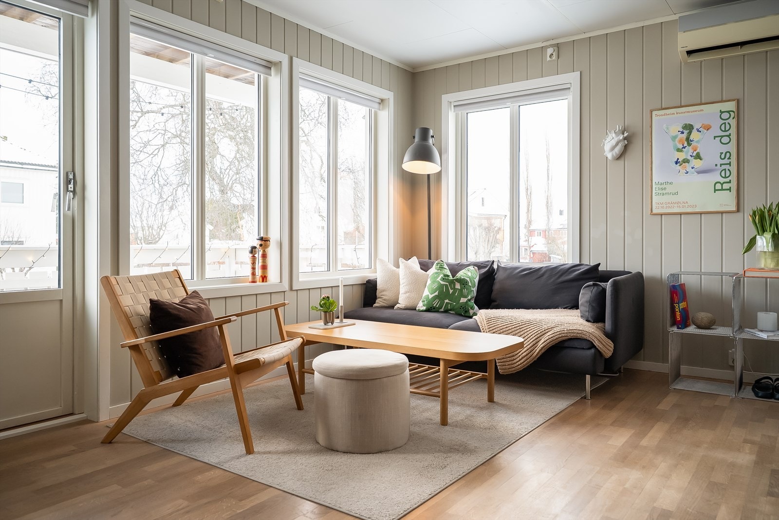 De rause vindusflatene sørger for rikelig med naturlig lysinnslipp fra begge sider. Leiligheten ligger i en høy 1.etasje. Galleribilde