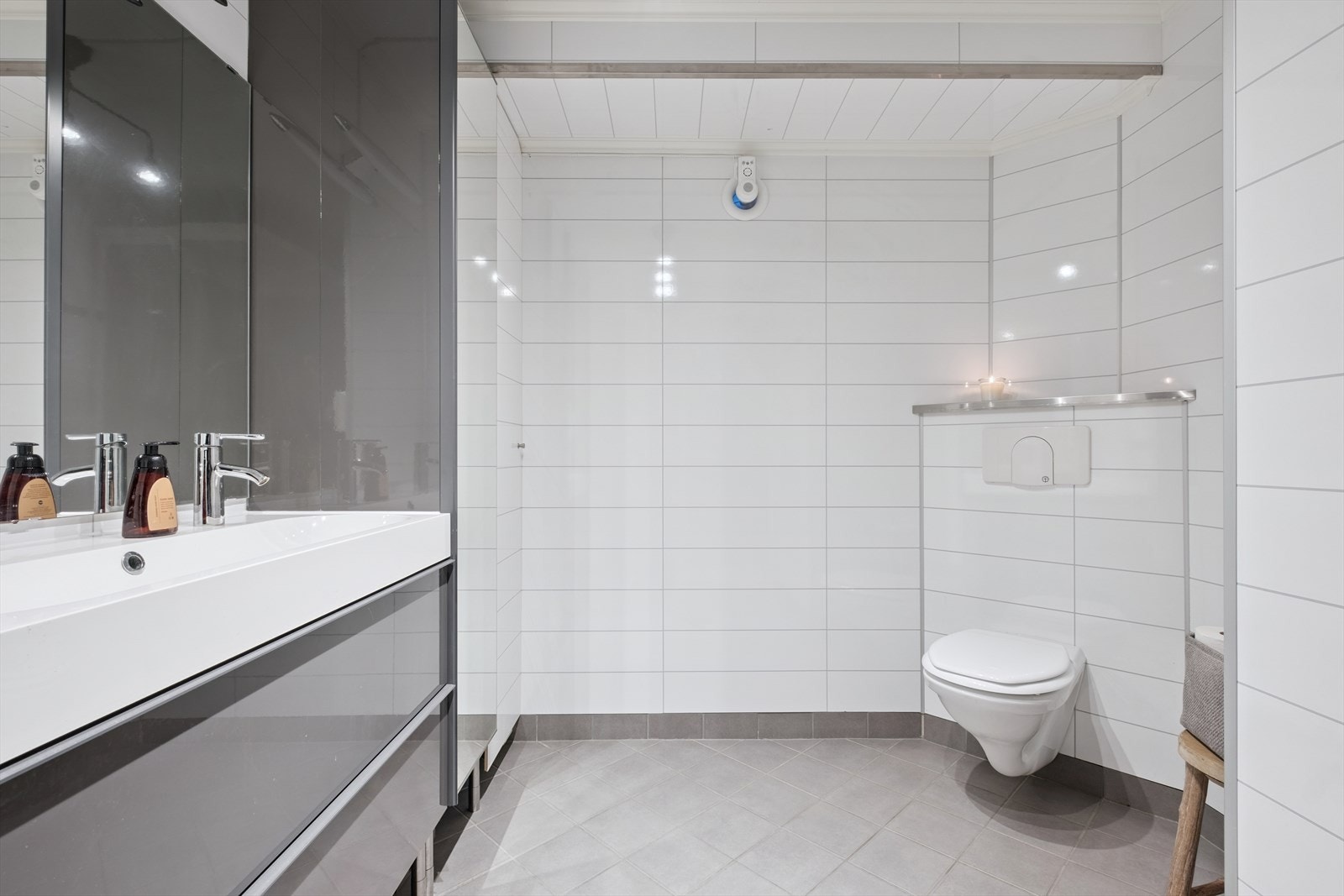 Dette er badet i 1.etg. Det ble renovert ca. 2016. Galleribilde