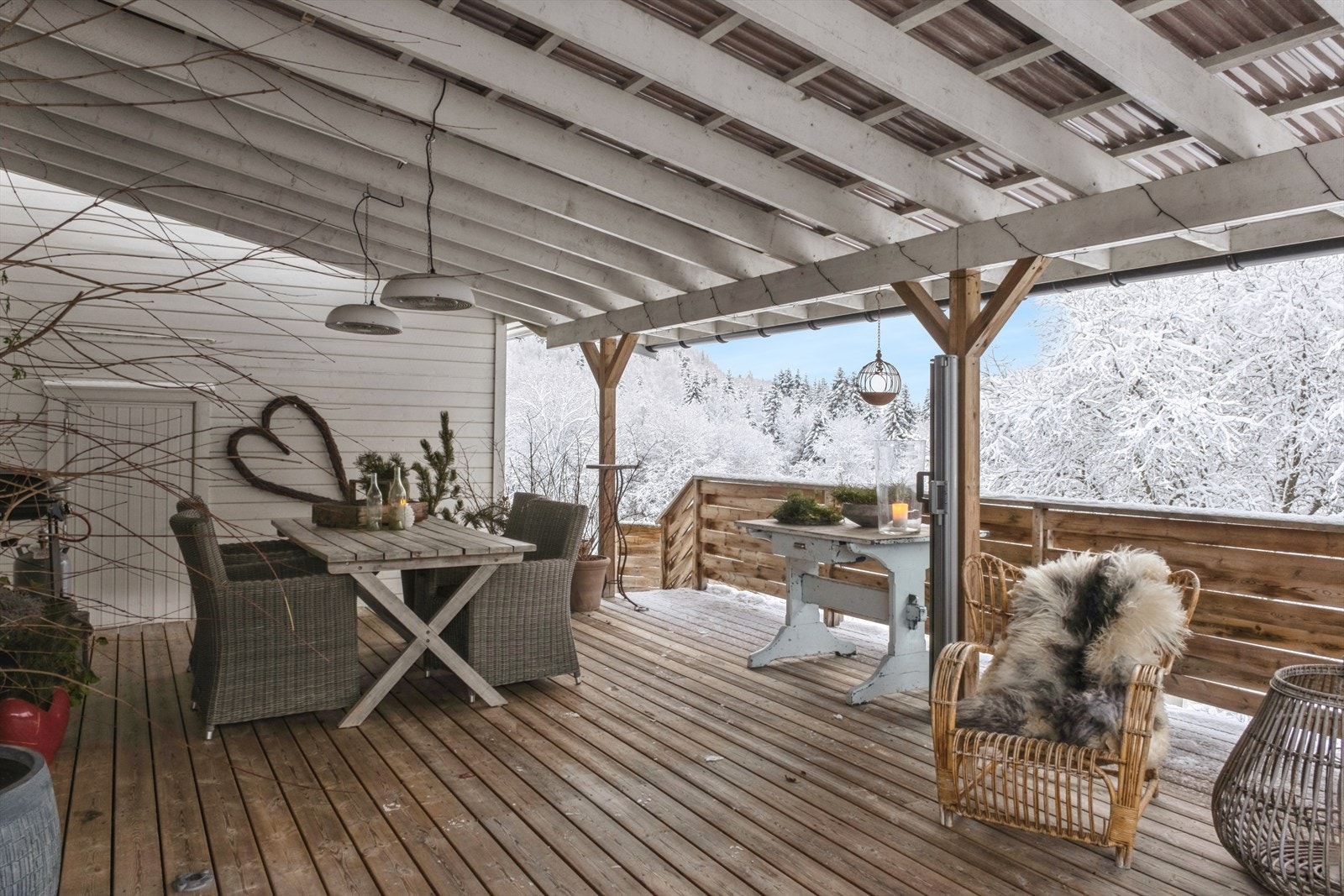 Stor takoverbygd uteplass. Galleribilde