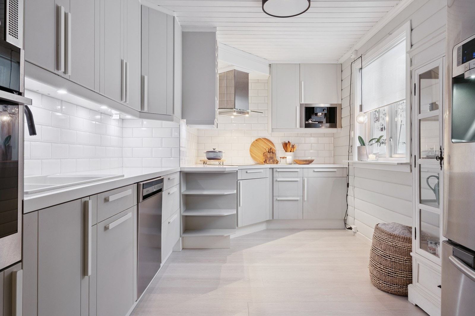 Tiltalende kjøkken. Takhøy innredning. Galleribilde