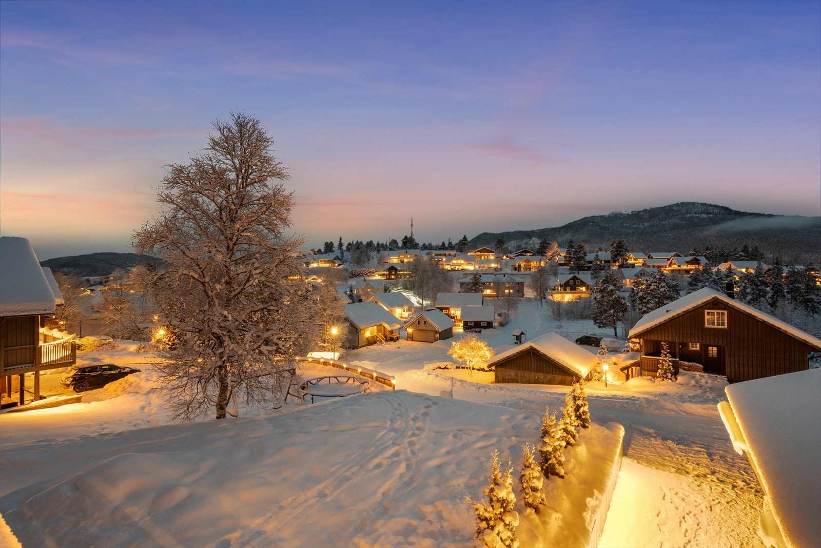 Eneboligen ligger høyt og fritt, med fin utsikt over nærområdene og med gode solforhold. Galleribilde
