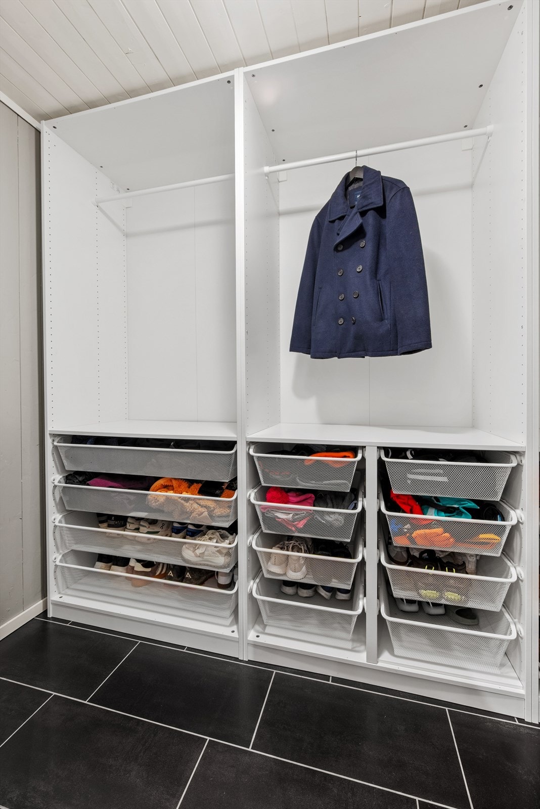 I direkte tilknytning til hovedsoverommet ligger det en praktisk walk-in-garderobe. Her er det gode oppbevaringsmuligheter. Galleribilde