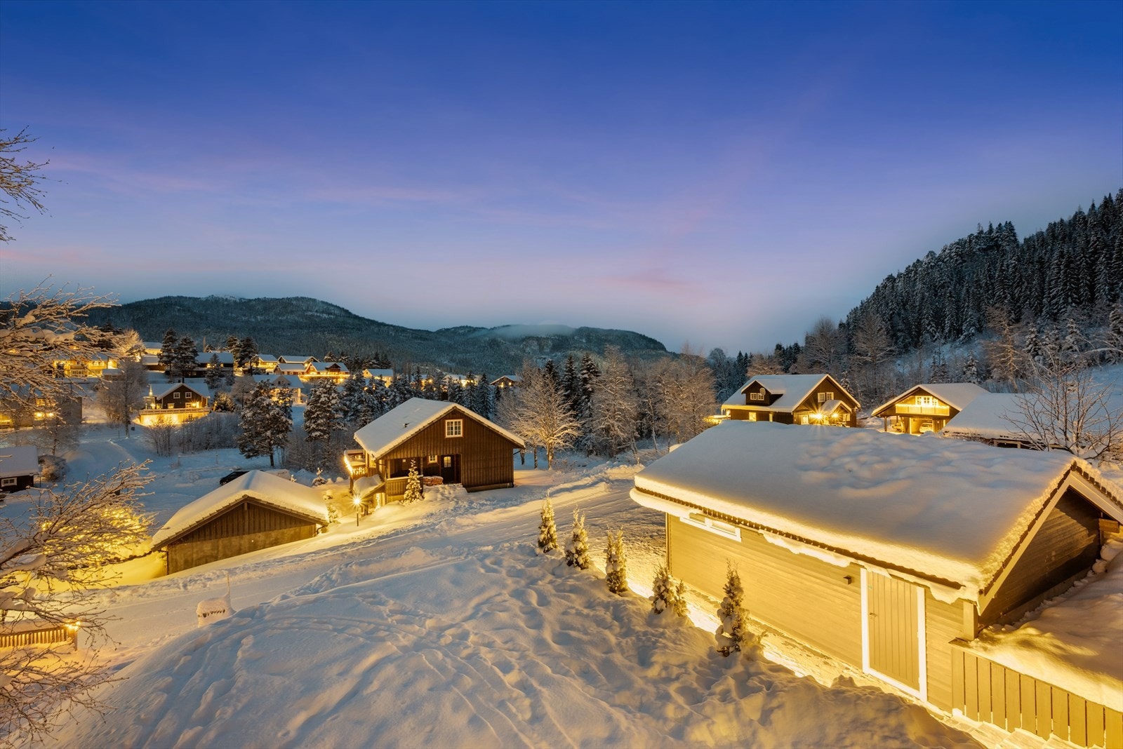 Fra gårdsplassen går det en steinbelagt gangvei med tujabusker på siden for en herskaplig velkomst. Galleribilde