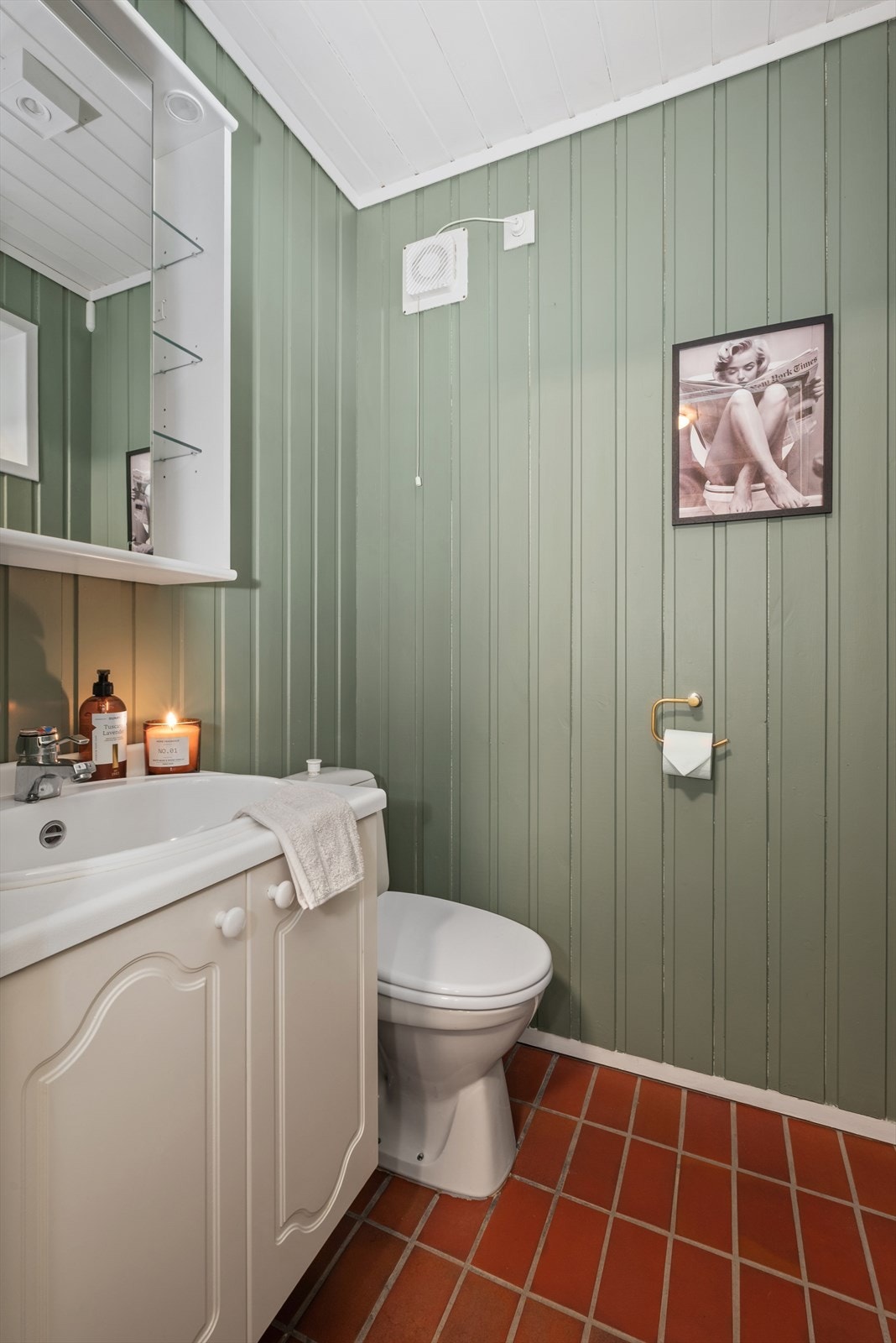 Ved entreen finner man et praktisk gjestetoalett med flislagt gulv. Galleribilde