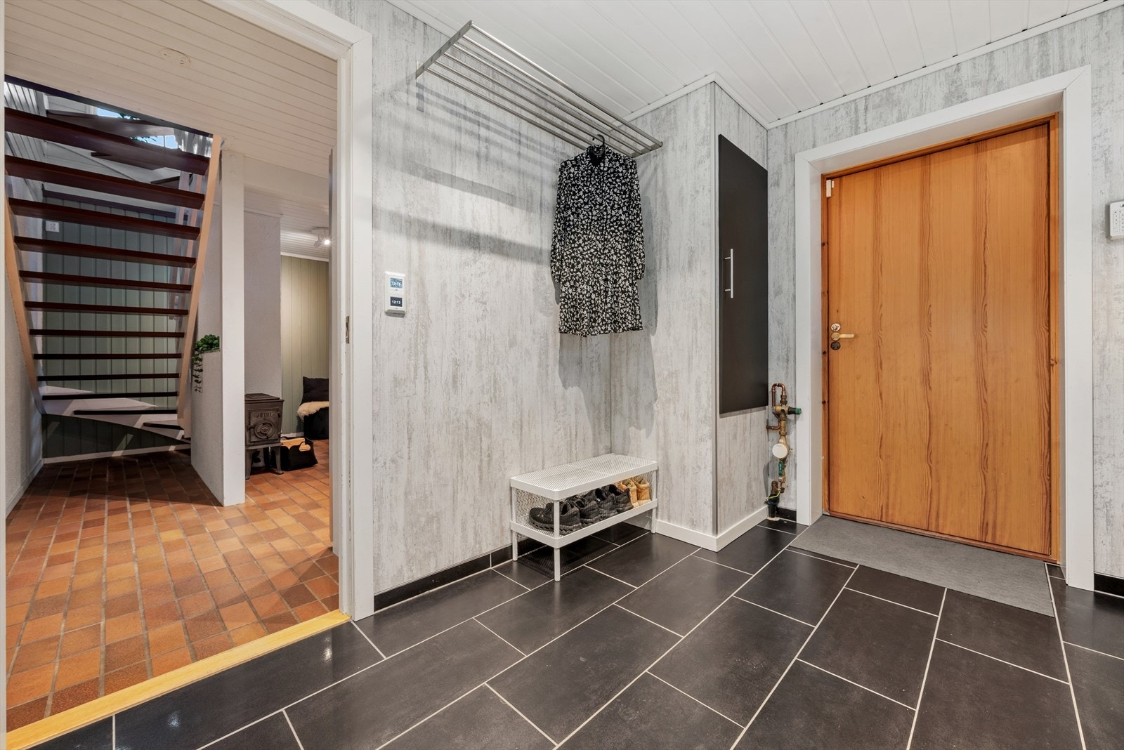 I tillegg finner du et flott vaskerom med stor innredning og egen adkomst utenfra - svært praktisk i hverdagen. Rommet ble pusset opp i 2019 av fagfolk. Galleribilde