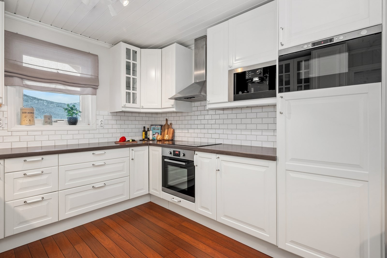 Hvitevarer er integrerte; platetopp, stekeovn, kaffemaskin, mikrobølgeovn, nytt kjøleskap og en ny oppvaskmaskin fra 2025. Galleribilde