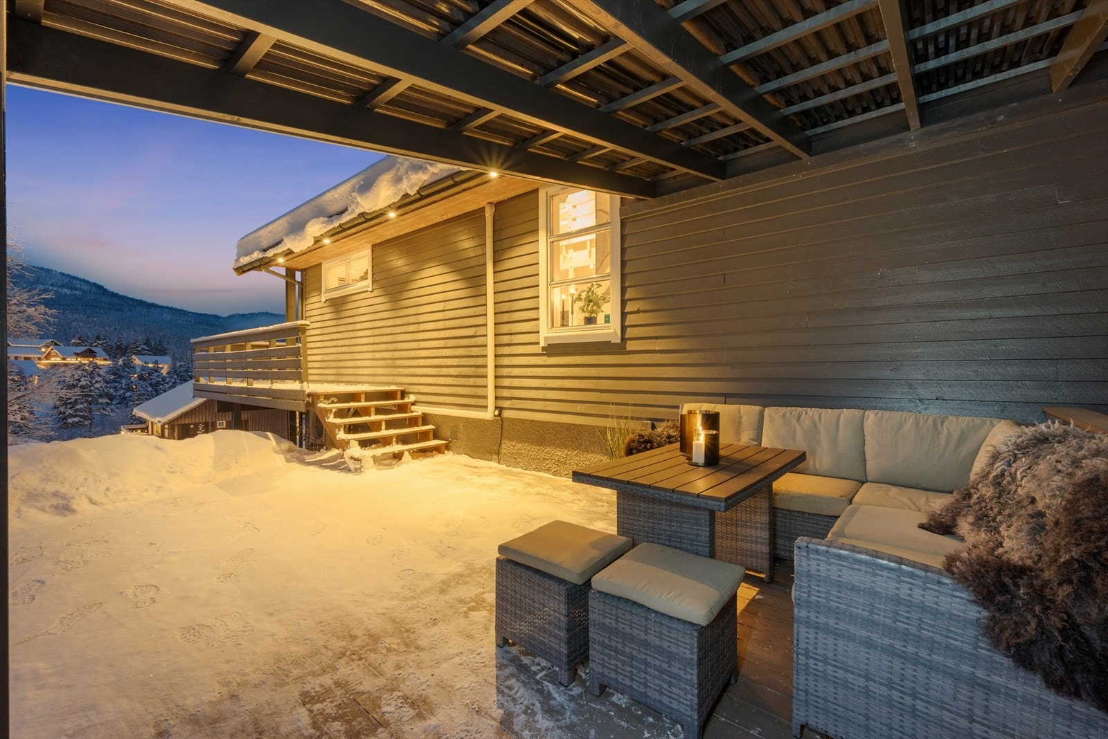 Hovedstuen har utgang til en stor terrasse over to nivåer, med et samlet areal på ca. 76 kvm. Galleribilde