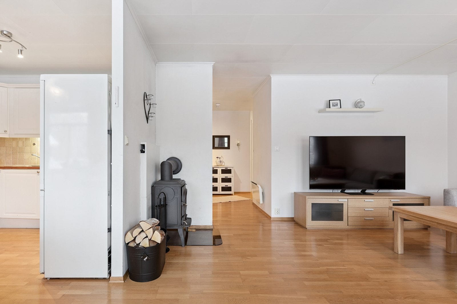 Den åpne løsningen skaper en fin flyt mellom kjøkken- og stuesonen. Galleribilde