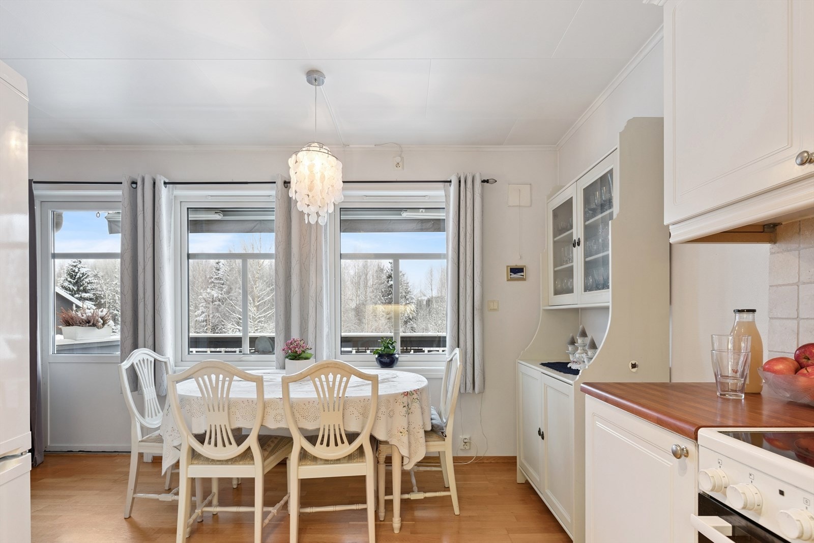 Spiseplassen er naturlig plassert ved vinduene, med plass til hele familien. Galleribilde