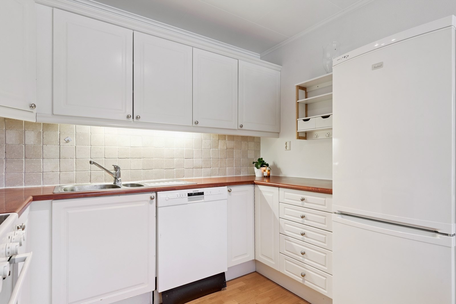 Slitesterk laminatbenkeplate og fliser over benken gjør kjøkkenet lettstelt. Galleribilde