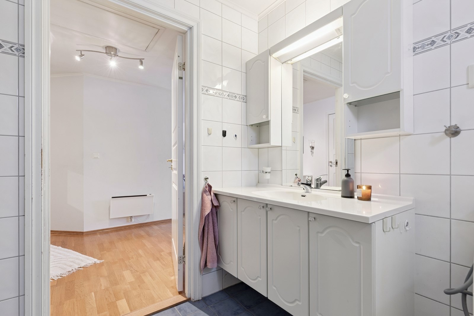 Innredningen består av et vegghengt servantskap, speil med belysning og overskap. Galleribilde