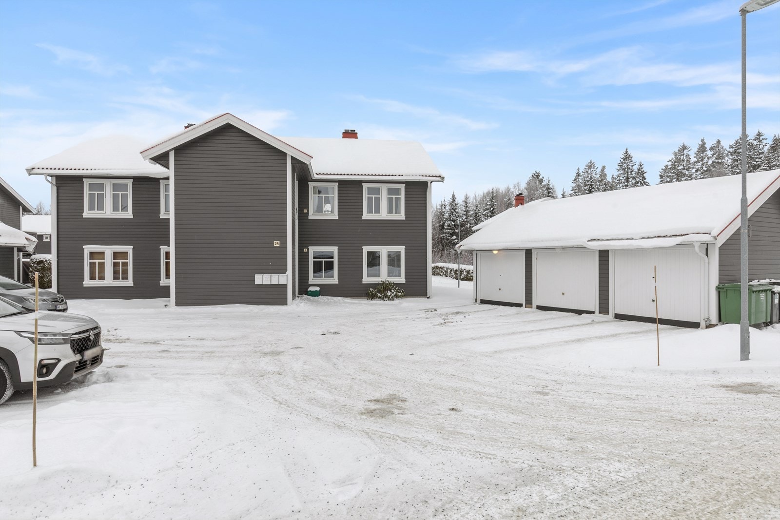 Det medfølger en garasjeplass i fellesanlegg, samt en andel i en utvendig bod. Galleribilde